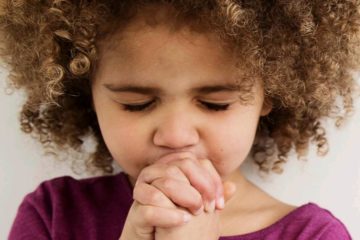 little girl praying